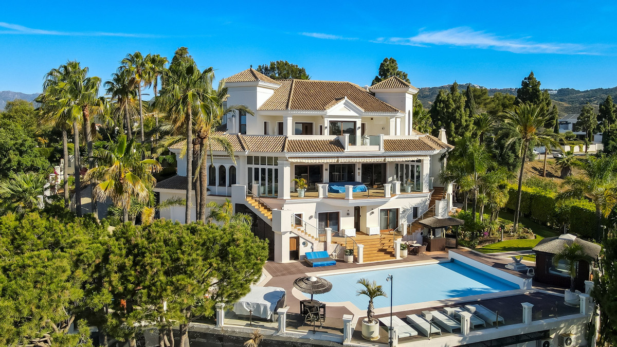 Detached Villa in Hacienda Las Chapas